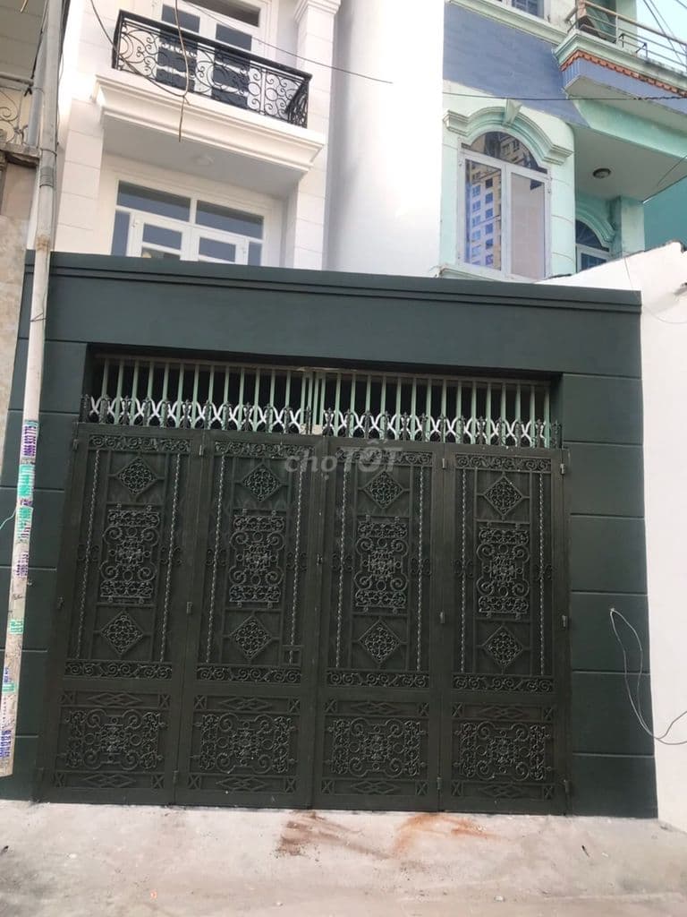 Bán hoặc cho thuê nhà mới xây gồm: trệt, 2 lầu, sân thượng