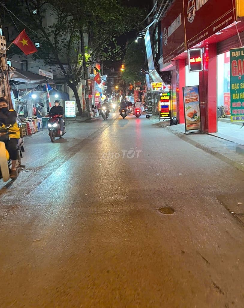 Cổ nhuế -bán đất tặng nhà, Mặt ngõ thông, Rộng ô tô vào nhà.