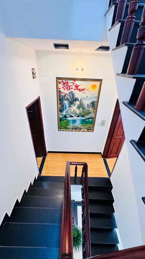 Nhà 2 lầu đường thông ngã 4 ga - Ảnh 2