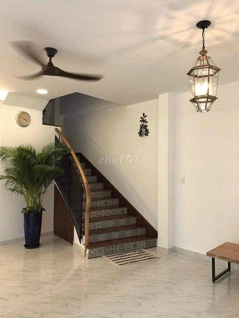 Bán nhà hẻm gần mặt tiền CMT8, Quận 10