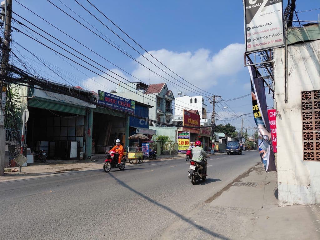 Chủ bán gấp 62m2 nhà sẵn sổ, công nhận đủ, nhà có sân lớn chỉ 3 tỷ 100