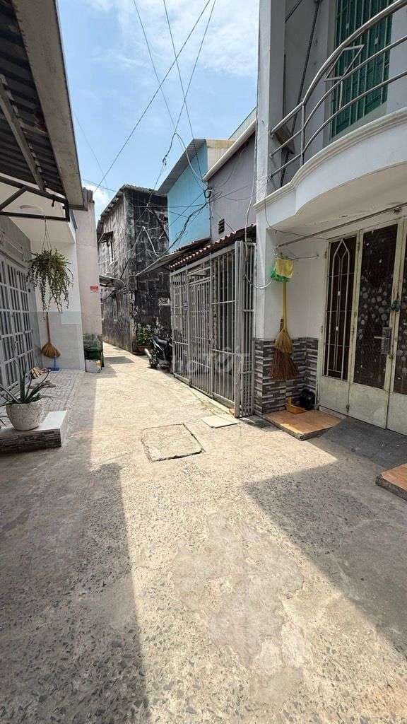 CHÍNH CHỦ