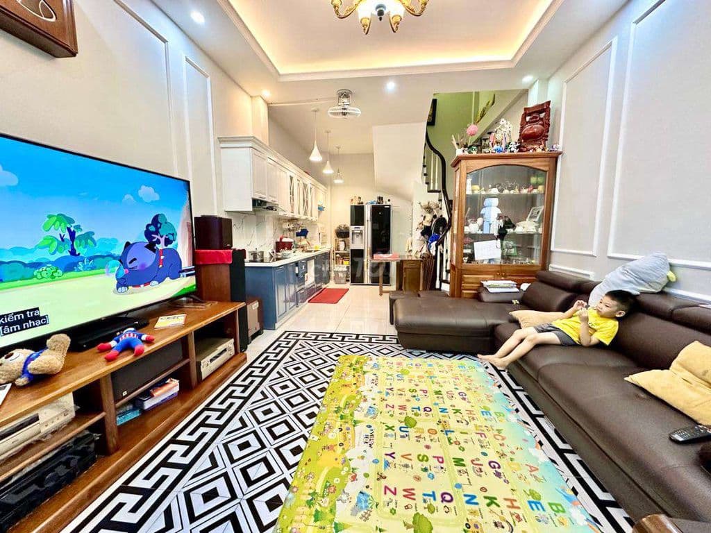 Nhà đẹp Ngọc Khánh, ngõ thông, gần phố, mới, full nội thất, ở sướng