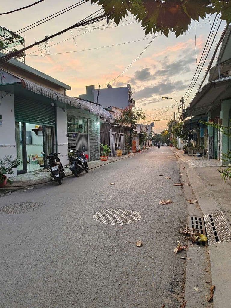 Nhà chính chủ bốn lầu mặt tiền xuân thới đông - Ảnh 2