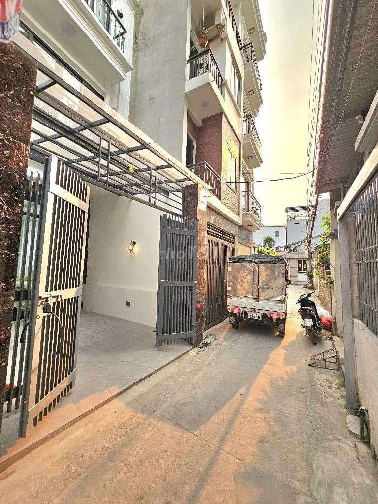 Cần bán nhà dân xây 4 tầng 68m² full nội thất ô tô đỗ cửa Long Biên