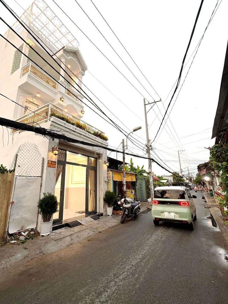mặt tiền hẻm kinh doanh 4x17m 3 tầng kế Phú Mỹ quận 7 8 tỷ 900