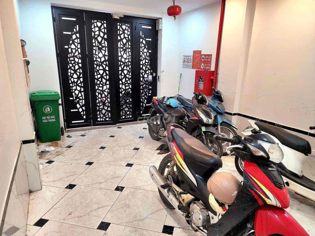 Bán CCMN Cầu Giấy, 6 tầng, thang máy, 11p khép kín, hơn 600tr/n.