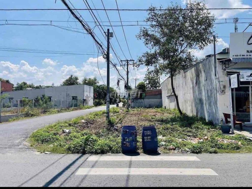 Chủ bán lô 2 mặt tiền đường nhựa gấp, dt 180m2 full thổ cư