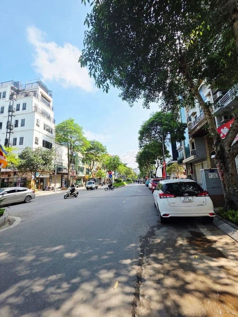 bán nhà 5 tầng Lạc Long Quân mặt tiền rộng