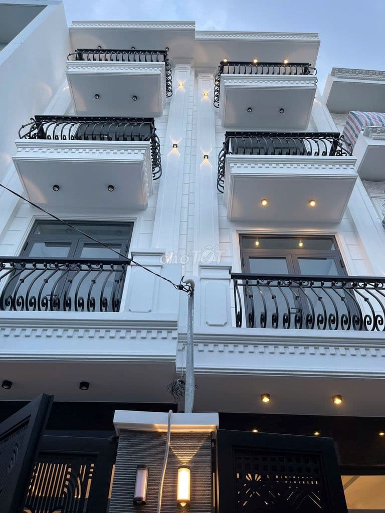 NHÀ XÂY MỚI, 4 TẦNG, HẺM OTO NGAY PHẠM VĂN ĐỒNG- Cvien Gia Định.