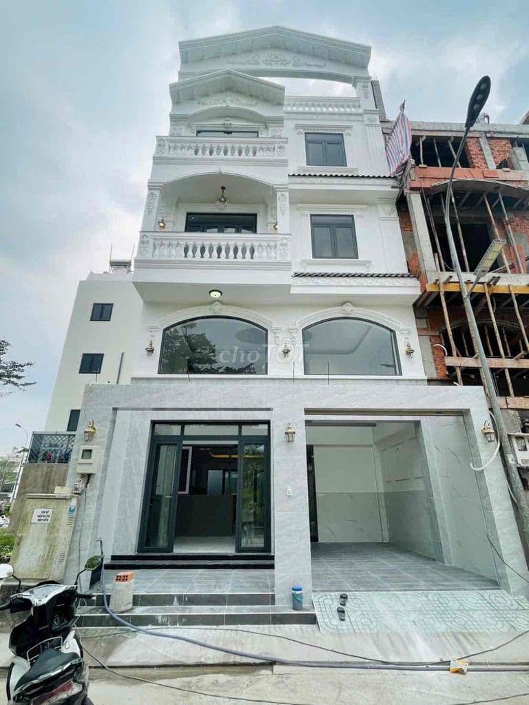 Bán nhà có thang máy nội thất đầy đủ tại KDC Gia Long