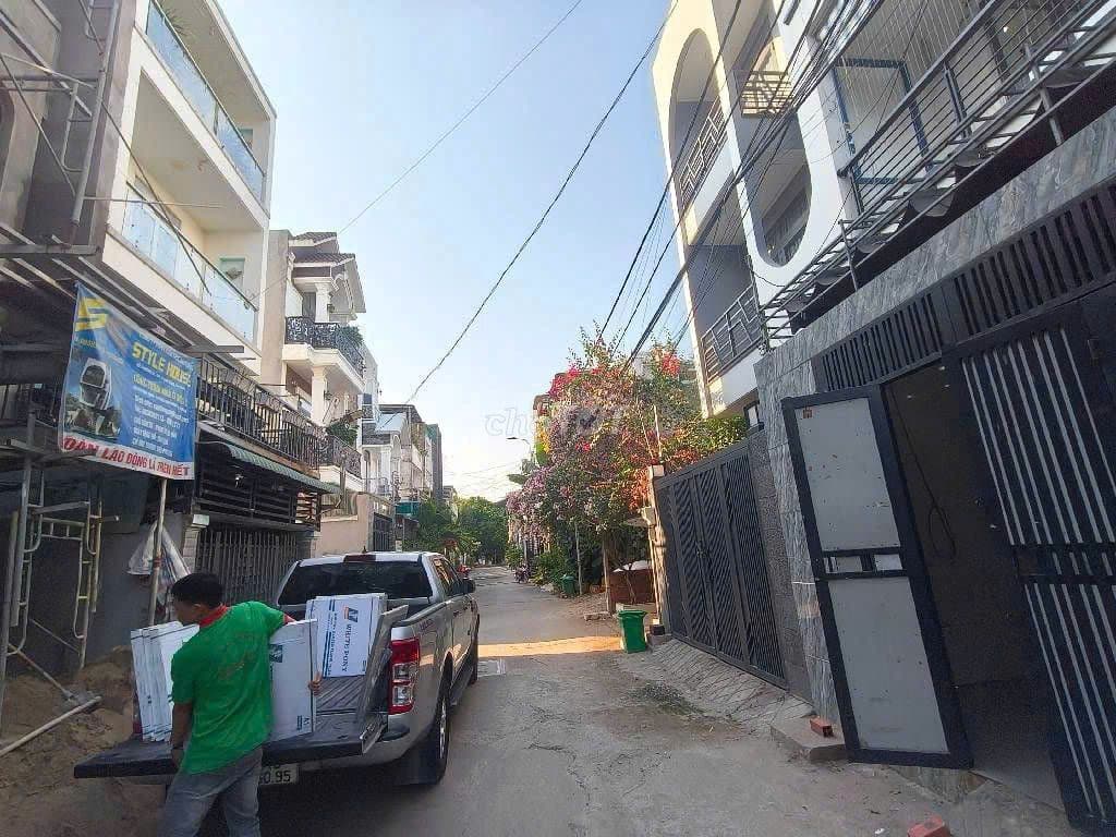 Hiếm ai bán 4 tỷ 250 cho căn nhà 3 tầng, hẻm ô tô tránh nhau 4 PN 3 WC - Ảnh 2