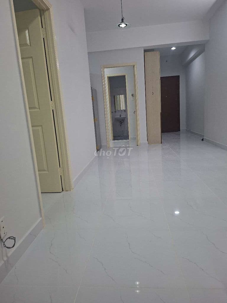 bán gấp căn hộ HQC, góc 69m2, ngay chợ Bình Đièn Q8, 1ty55 sổ lâu dài