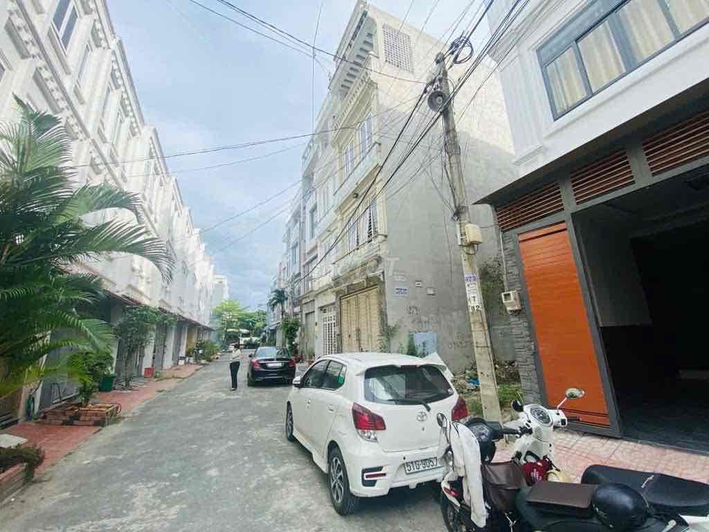 BÁN NHÀ 3 TẦNG HẺM XE HƠI TRÁNH NHAU- NGAY VÒNG XOAY PHÚ HỮU- QUẬN 9