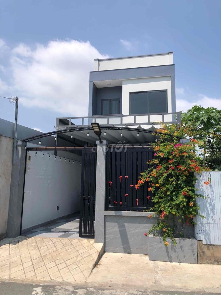 Nhà 2 tầng 5x27 sân vườn rộng đ.Lê Văn Lương