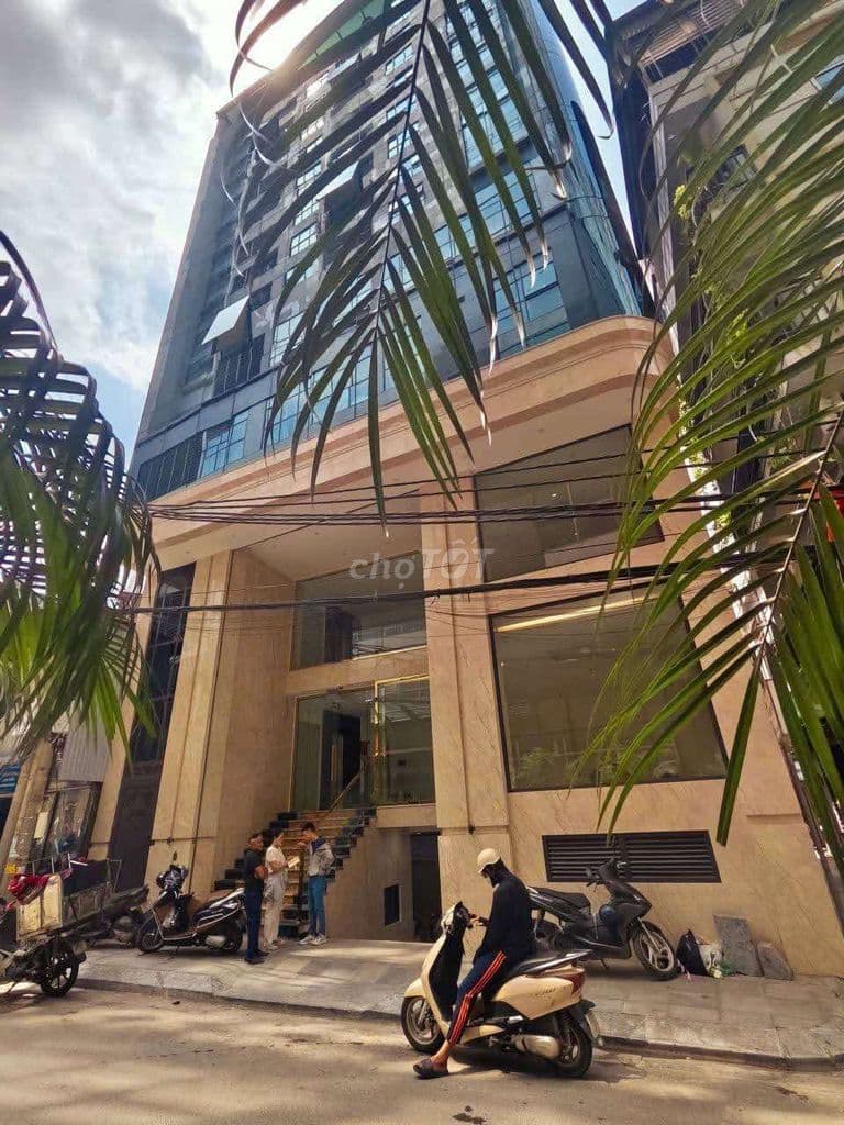 Tôi cần bán nhà 9tầng thang máy full nội thất, mặt ngõ Lê Văn Lương