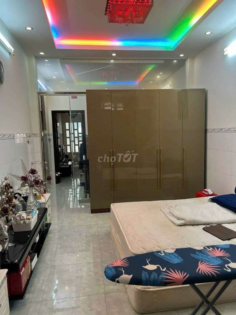 Bán nhà hẻm xe hơi Hòa Bình 4x18 xây 2 tầng giá chỉ 6,8 tỷ còn TL