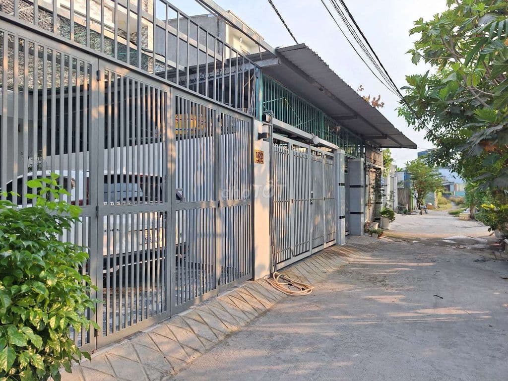 Nhà mặt tiền thoáng. Sân xe hơi. 3 phòng ngủ