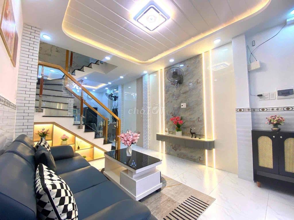 Phải Thật Nhanh Hoàng Cầu 50m2 5 Tầng MT 4.3m Giá 175Tr/m2