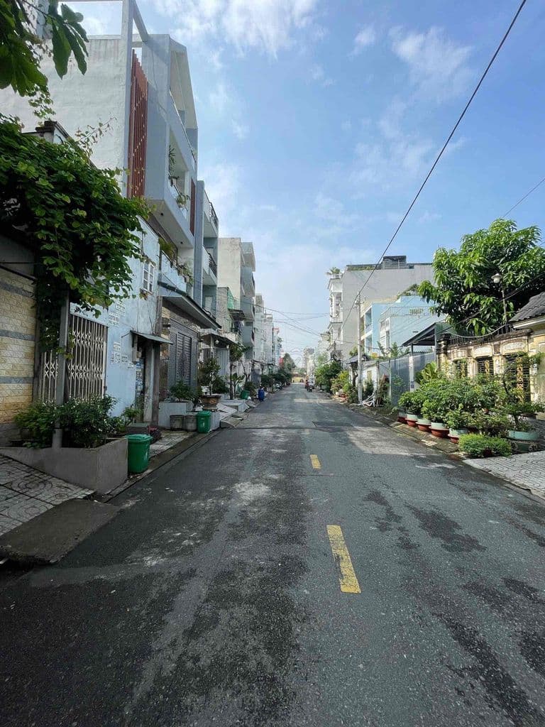 BÁN NHÀ 3 TẦNG THIẾT KẾ HIỆN ĐẠI, ĐƯỜNG 10M SÁT VẠN PHÚC CITY