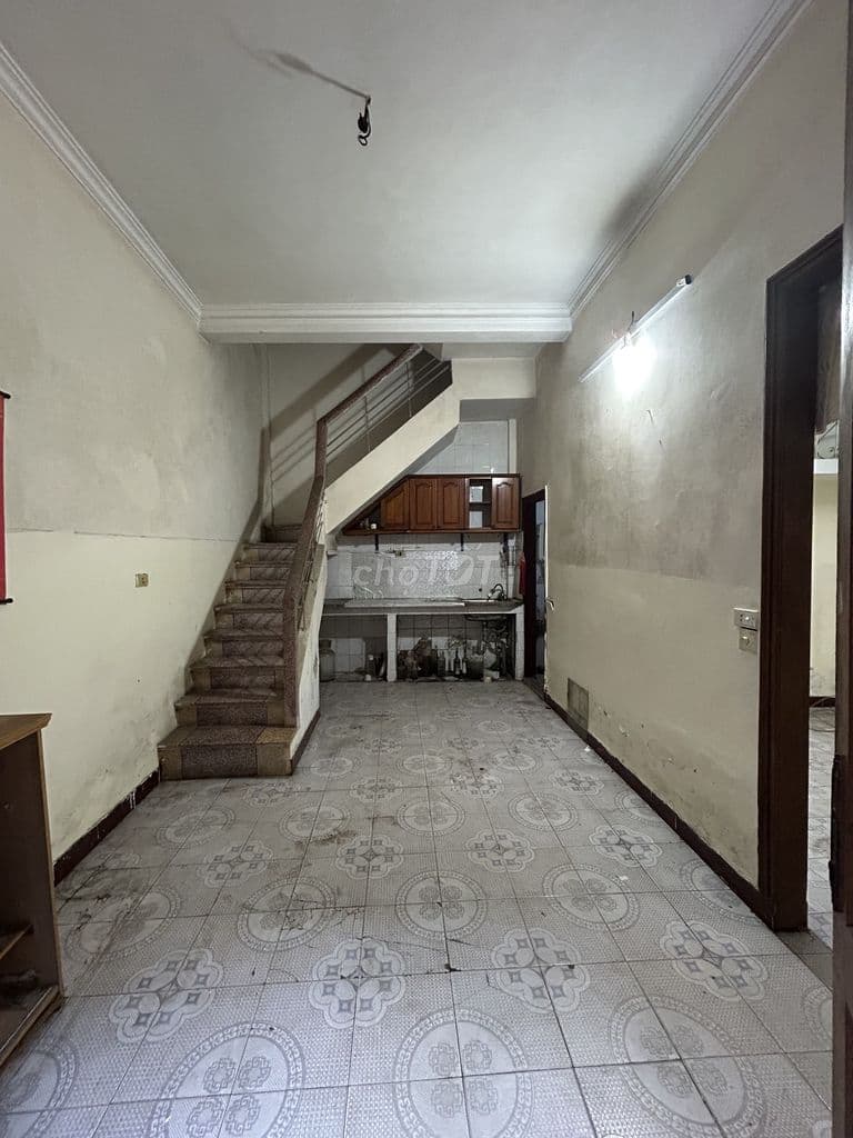 Nhà dân xây KCBT chắc chắn, ngõ nông gần phố, ba gác đỗ cửa.