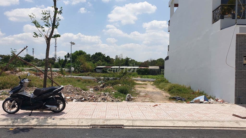 Đất full thổ DT 7.5m*12m, đường 14m gần chợ Hóc Môn, sổ hồng riêng