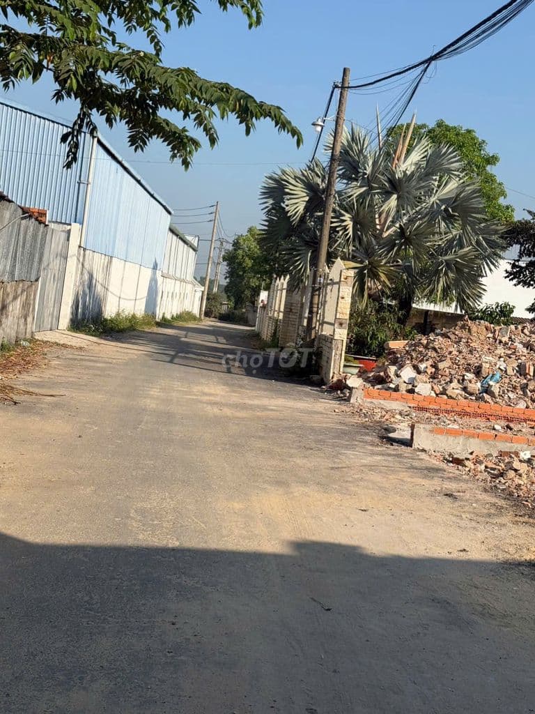 Đất 5*25m mặt tiền nhựa thông. Rất lâu mới có. Hóc môn cũ