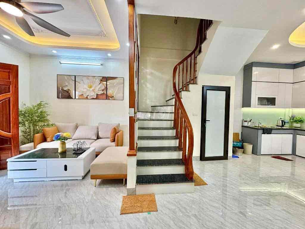 hơn 7 tỷ mặt tiền 4,5m 5 tầng dân xây mới đơn lập không chung tường