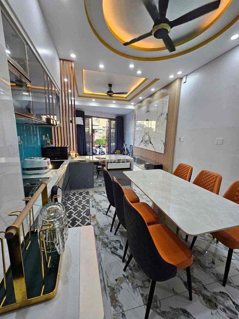 Bán nhà 1 trệt 2 lầu ngay Vin Q9