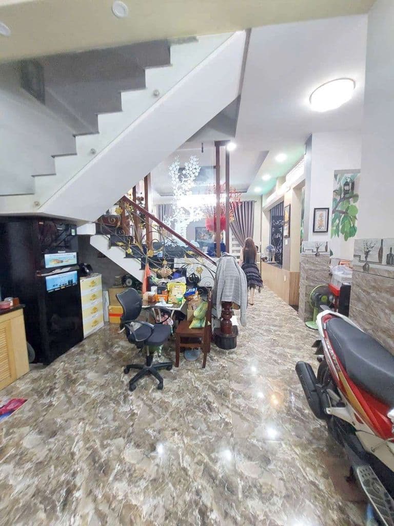 Nhà diện tích lớn 81 m2, 3 tầng đúc. hẻm 1/ 3m thông quang trung