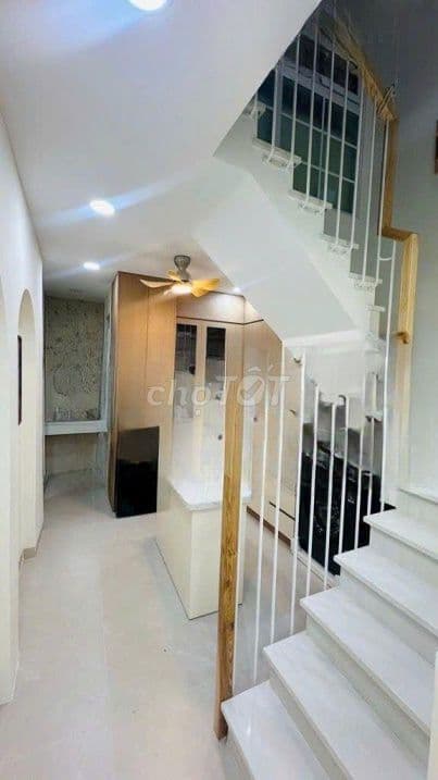 Nhà mới 42m2, 3PN, 2 WC, full nội thất, 30m ra mặt tiền Tô Hiến Thành,