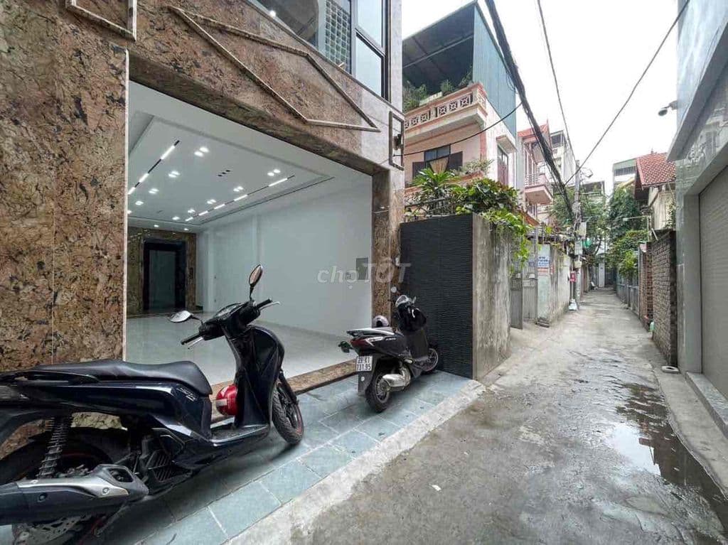 Ô tô đỗ cửa phố Bạch Mai, Thang Máy, phân lô, có sân rộng, 45m*5T.