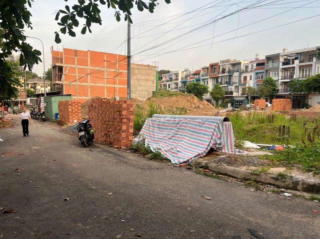 Lô đất khu cán bộ đường 447 Lê Văn Việt, 4x18 tặng móng, gpxd - Ảnh 2