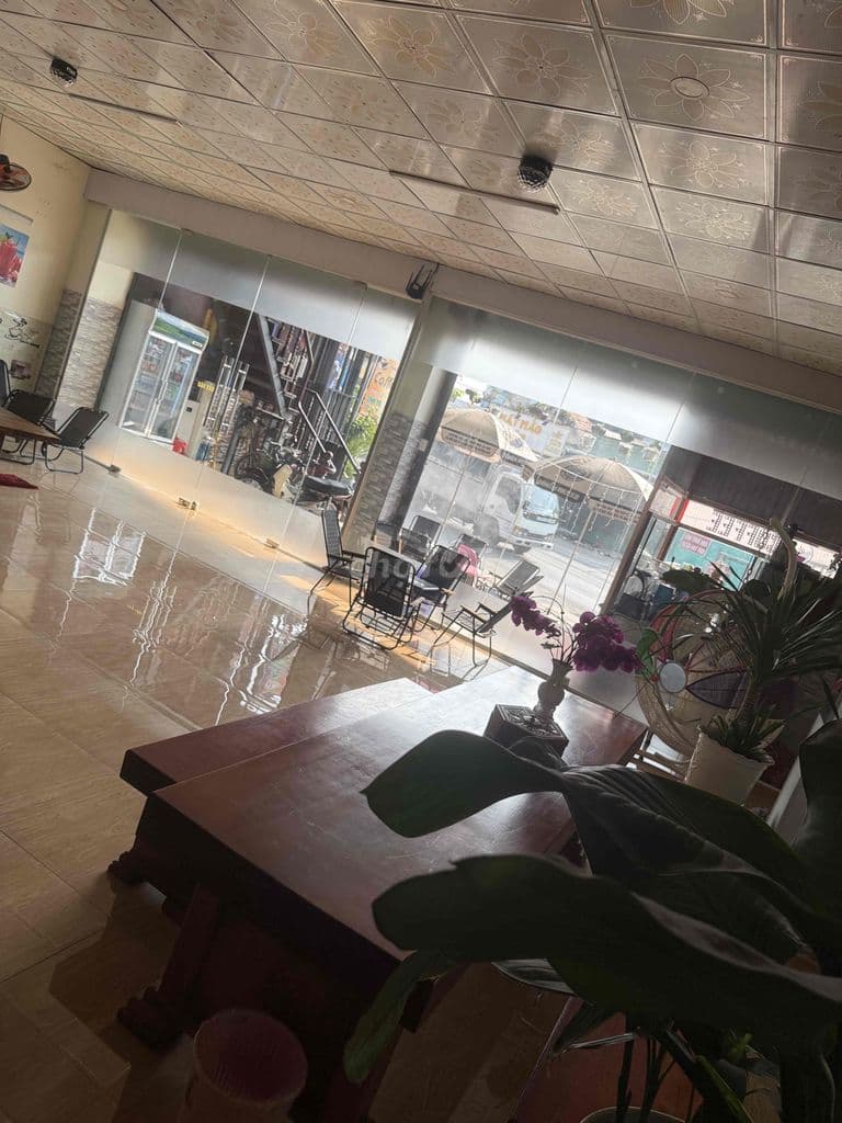 nhà có sổ hoàn công ,gần kế đèn xanh đèn đỏ