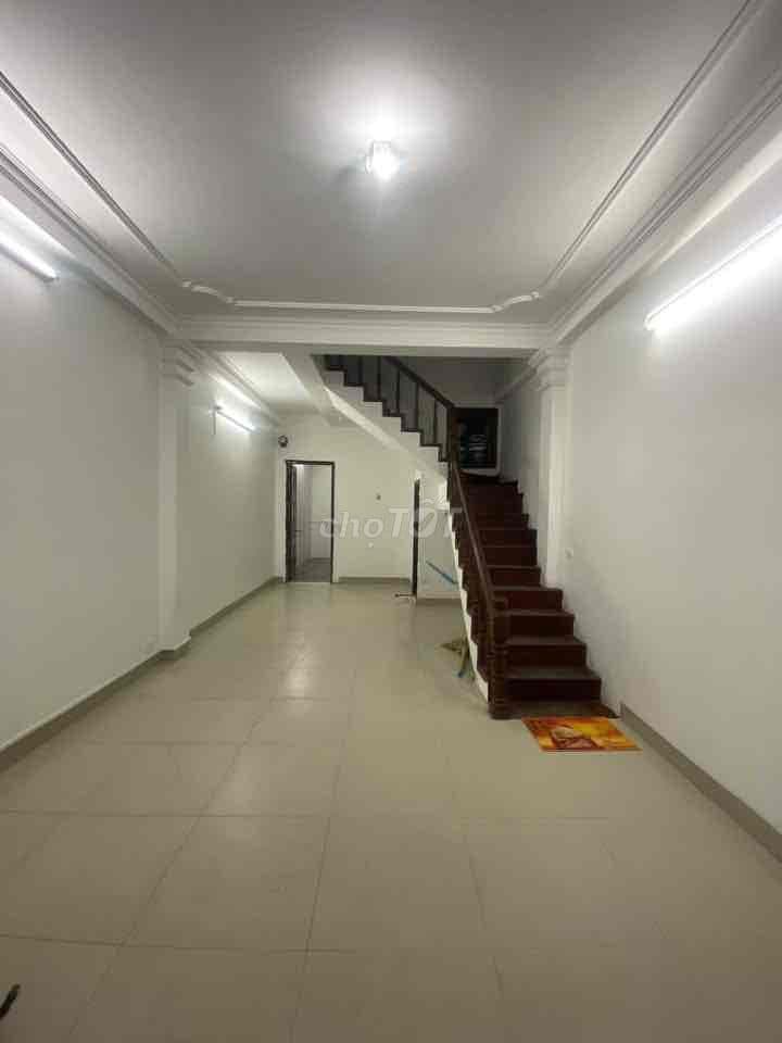 Phòng tầng 1 vệ sinh riêng số 176 ngõ 168 hào nam oto đỗ cửa