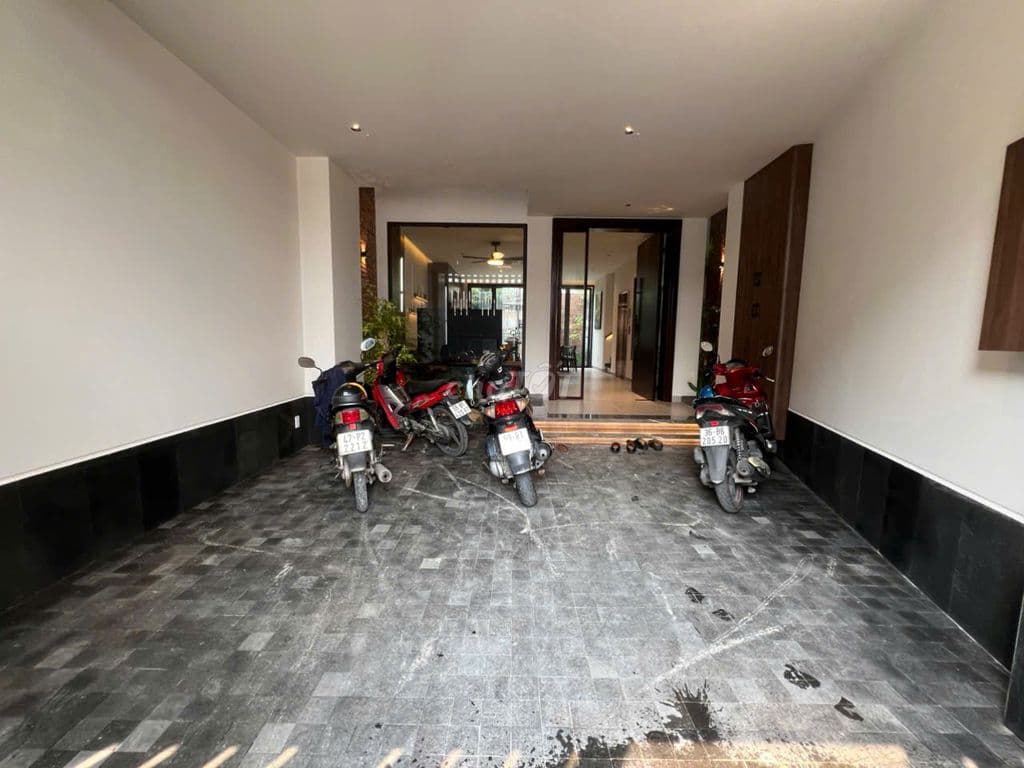 Bán nhà mới xây 100% có thang máy, sân vườn - Ảnh 2