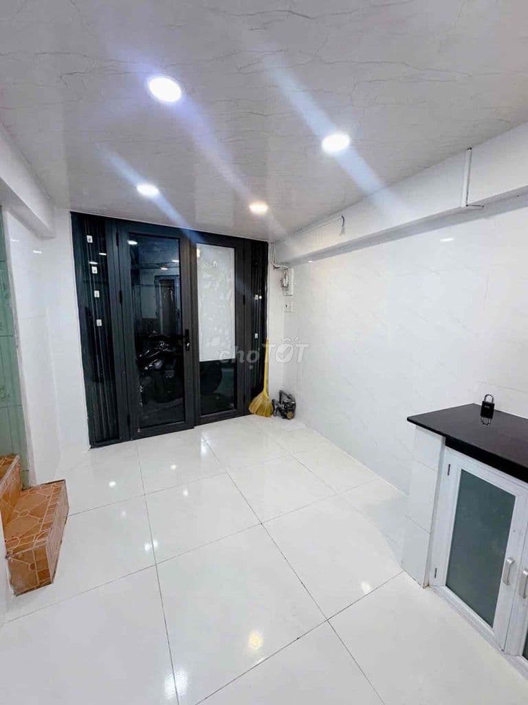 Tìm đâu ra nhà nhỏ 3 tầng sử dụng 36m trước nhà rộng rãi gần đường - Ảnh 3