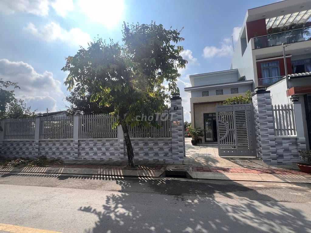 Bán nhà vườn hocmon