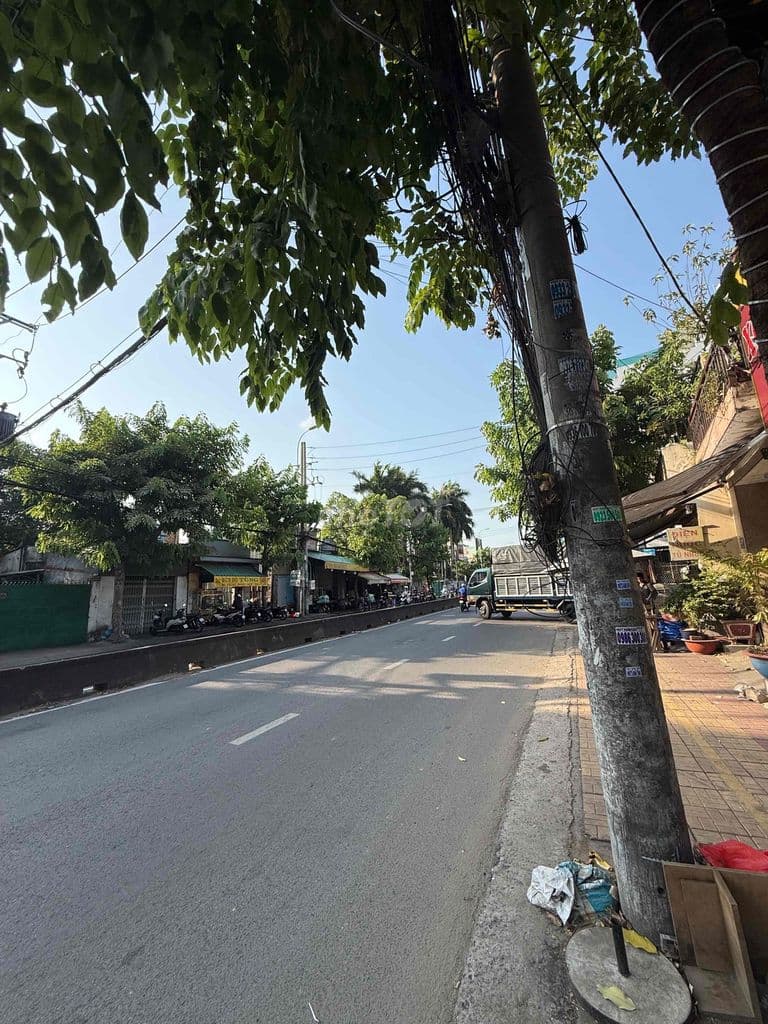 nhà mặt tiền nguyễn thị sóc sát chợ đầu mối đường lớn 30m