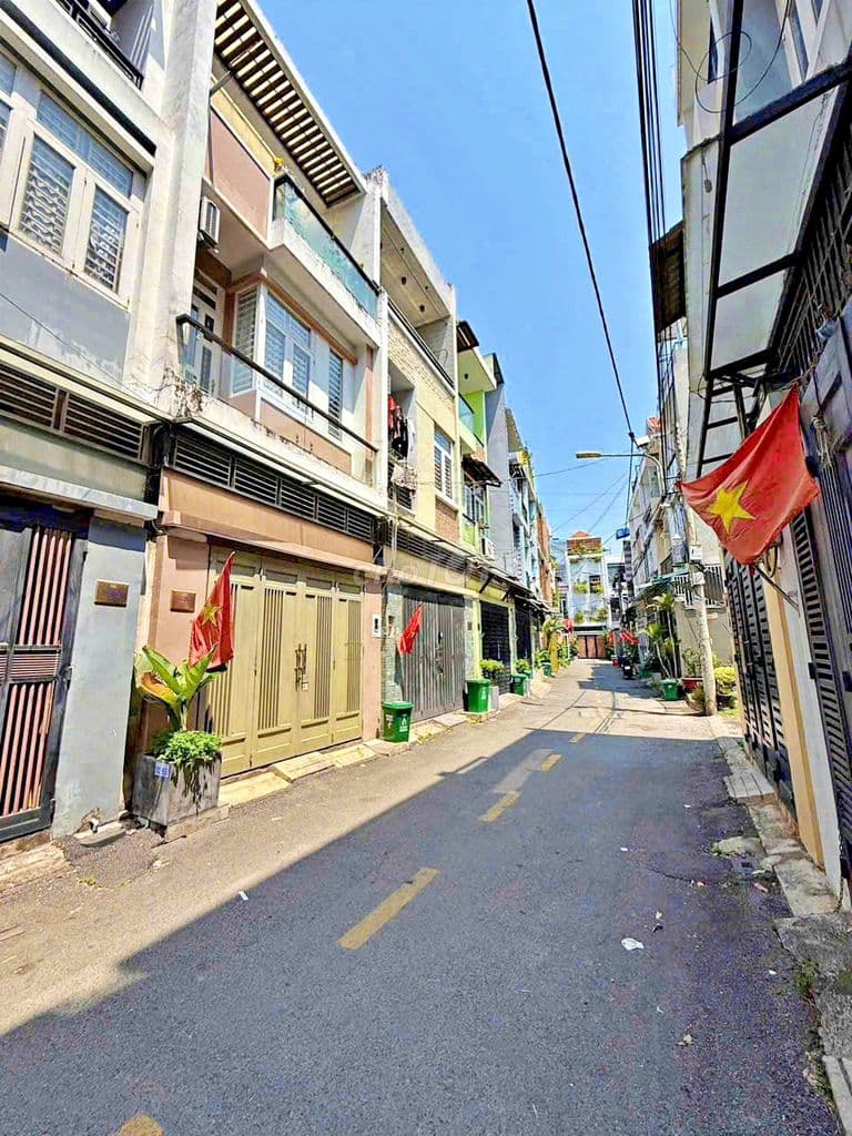 NHÀ ĐẸP 3 TẦNG - ĐỒNG BỘ - AN NINH - HẺM Ô TÔ - SÁT QL 13 GẦN VẠN PHÚC