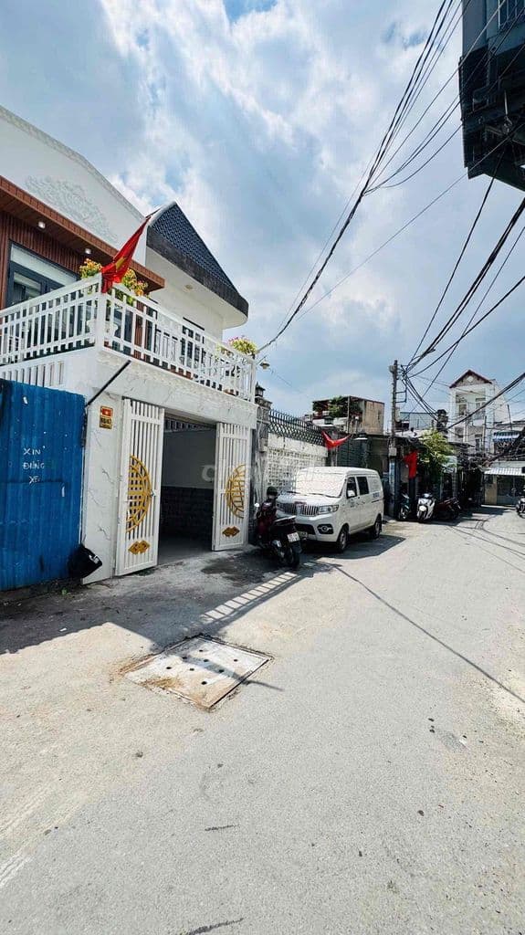 xe oto ngủ trong nhà. nhà đẹp giá hợp lí
