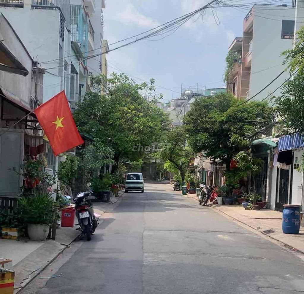 Nhà 1 xẹt ngắn Thông. đường lớn 2 xe hơi né nhau có vỉ hè. 4 tầng.