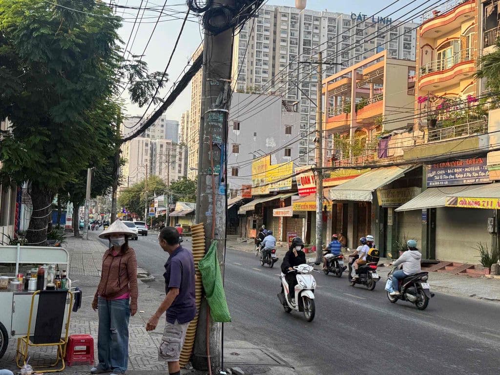 Cần bán nhà MT Âu Cơ, khu dân cư đông đúc - Ảnh 3