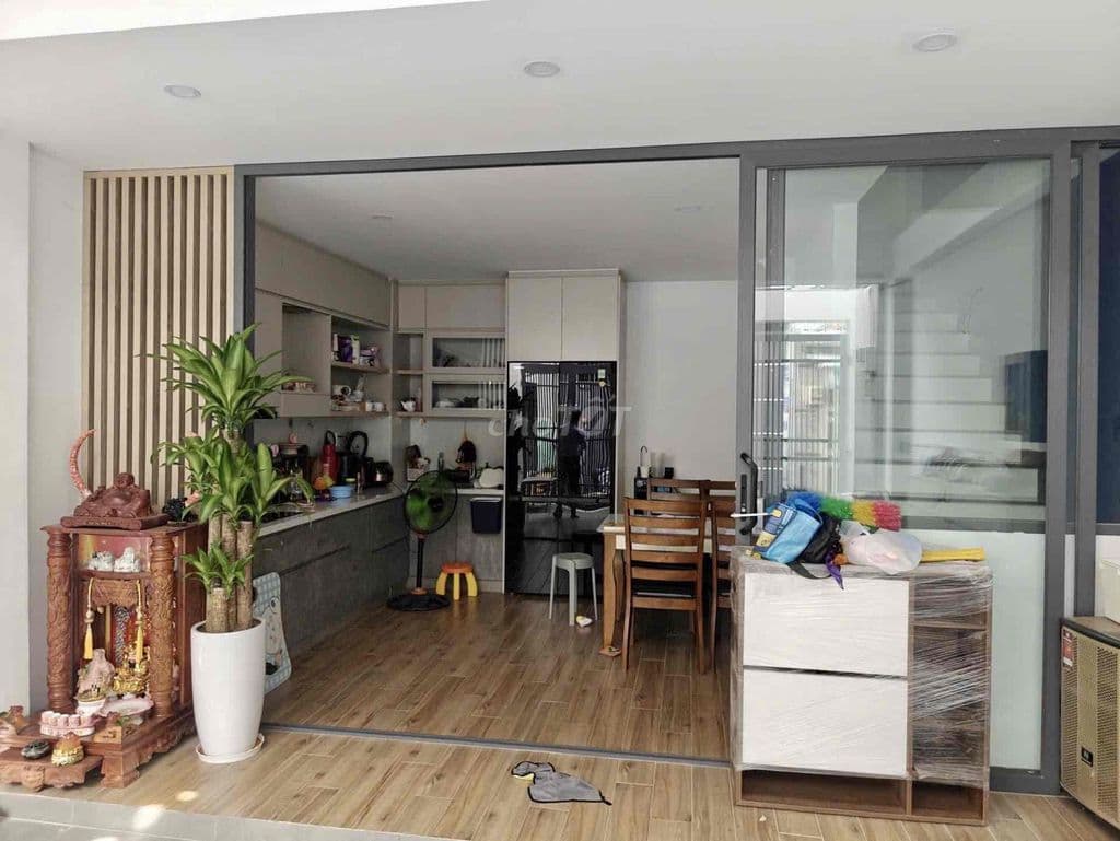 NHÀ NGANG LỚN 5M HIẾM- 4TẦNG ĐẸP 45M- GIÁP QUẬN 6- TỈNH LỘ 10- 5.x TỶ - Ảnh 3