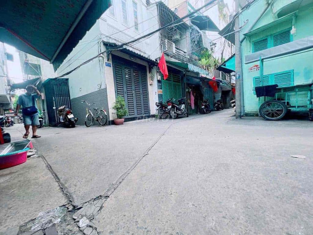 🔴SÁT Q1 KHU DÂN CƯ KHÔNG QUY HOẠCH VỊ TRÍ ĐẸP LÔ NHÌ PHÍA SAU MT
