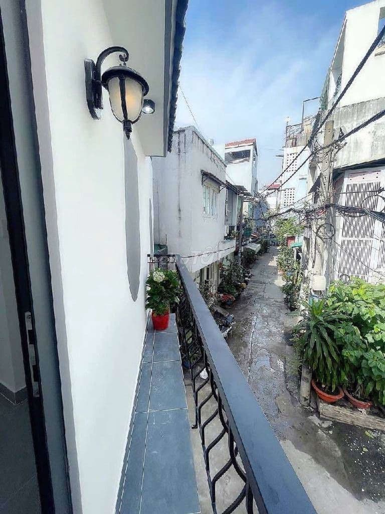 bán Nhà Âu Cơ 3 tầng 2PN2WC. giá 2XT