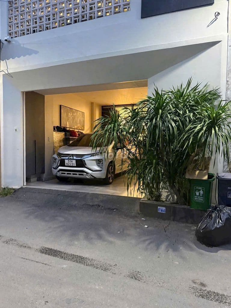 NHÀ ĐẸP 3 TẦNG HẺM XE TẢI THÔNG SÁT PHẠM VĂN ĐỒNG CÓ GARA OTO - Ảnh 2