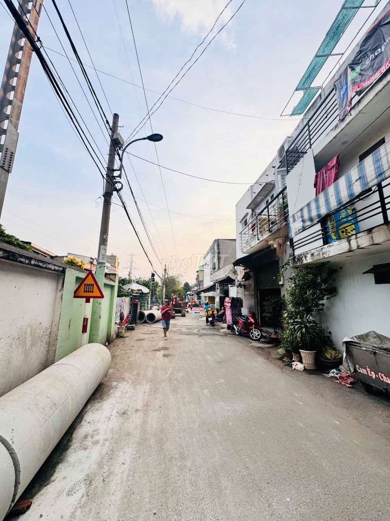 Nhà Cần bán gấp , Vị trí đẹp mặt bằng kinh doanh, sổ hồng riêng