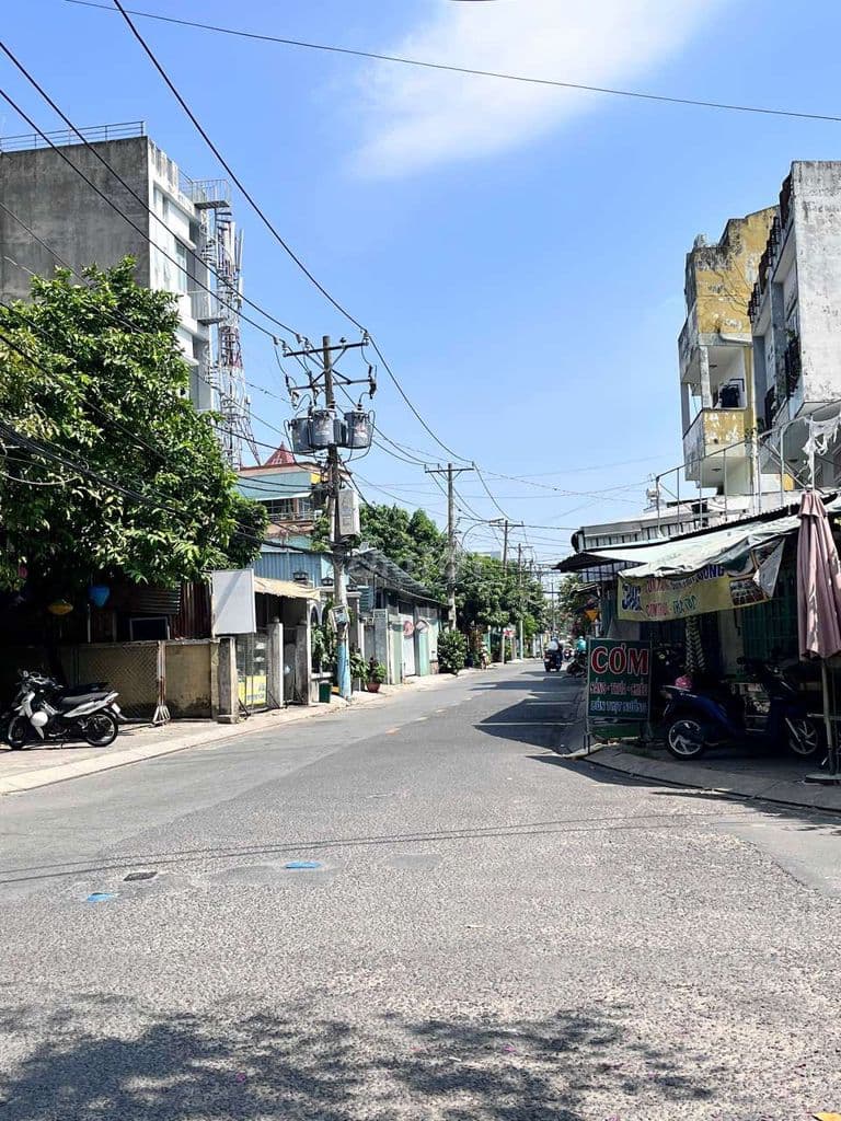 Nhà mặt tiền ngay ngã tư