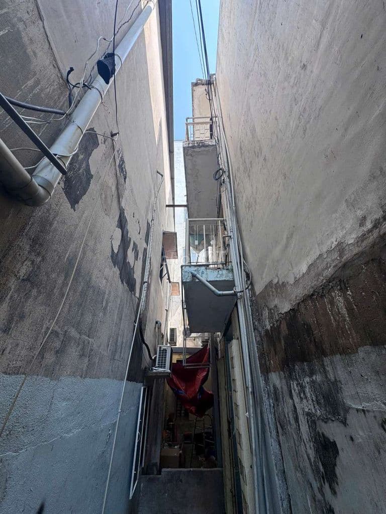 Bán Nhà Nhỏ-Có sân-Hẻm thông-Tài chính phù hợp